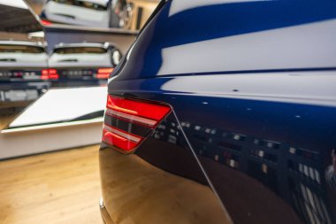 Gri parlak ET5 NIO arabası, fütüristik elektrikli araç, yenilikçi tasarım ve aerodinamik özellikler sergiler, sıfır emisyon teknolojisi, Frankfurt - 3 Şubat 2025 