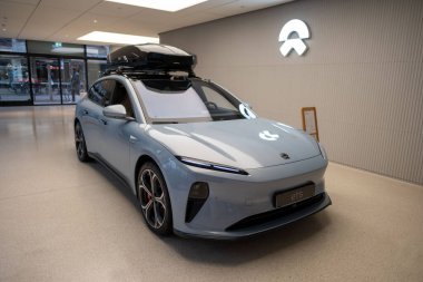 Gri parlak ET5 NIO arabası, fütüristik elektrikli araç, yenilikçi tasarım ve aerodinamik özellikler sergiler, sıfır emisyon teknolojisi, Frankfurt - 3 Şubat 2025 