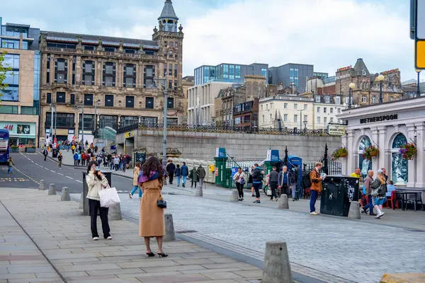 Gri parlak ET5 NIO arabası, fütüristik elektrikli araç, yenilikçi tasarım ve aerodinamik özellikler sergiler, sıfır emisyon teknolojisi, Frankfurt - 3 Şubat 2025 