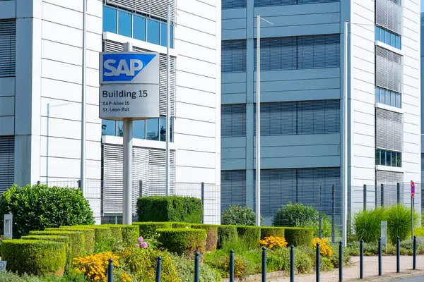 Gri parlak ET5 NIO arabası, fütüristik elektrikli araç, yenilikçi tasarım ve aerodinamik özellikler sergiler, sıfır emisyon teknolojisi, Frankfurt - 3 Şubat 2025 