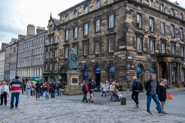 Gri parlak ET5 NIO arabası, fütüristik elektrikli araç, yenilikçi tasarım ve aerodinamik özellikler sergiler, sıfır emisyon teknolojisi, Frankfurt - 3 Şubat 2025 