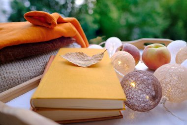 Tahta bloklar, mutlu, üzgün duygularla, anaokulu çocuğunun eli tahta bloklarla oynuyor, eğitici oyuncaklar, oyun zamanı, çeşitlilik ve dahil olma yoluyla duygusal gelişim 