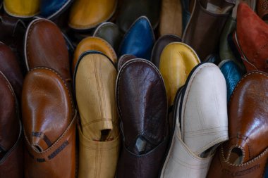 Tahta bloklar, mutlu, üzgün duygularla, anaokulu çocuğunun eli tahta bloklarla oynuyor, eğitici oyuncaklar, oyun zamanı, çeşitlilik ve dahil olma yoluyla duygusal gelişim 