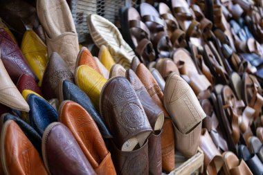 Tahta bloklar, mutlu, üzgün duygularla, anaokulu çocuğunun eli tahta bloklarla oynuyor, eğitici oyuncaklar, oyun zamanı, çeşitlilik ve dahil olma yoluyla duygusal gelişim 