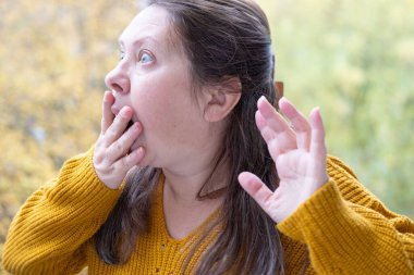 Şişman, olgun, göbeğini ölçen kadın, tombul kadın inancı, bel ölçüsünü bant, kilo alma, kişisel an, vücut pozitifliği, beklenmedik sonuç, kendini kontrol, yaşam tarzı seçimi. 