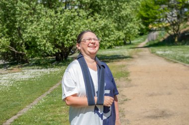 Şişman, olgun, göbeğini ölçen kadın, tombul kadın inancı, bel ölçüsünü bant, kilo alma, kişisel an, vücut pozitifliği, beklenmedik sonuç, kendini kontrol, yaşam tarzı seçimi. 