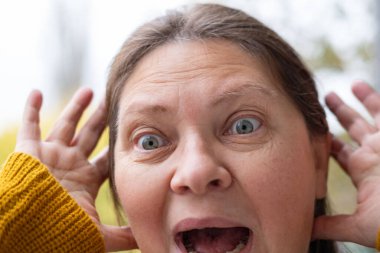 Şişman, olgun, göbeğini ölçen kadın, tombul kadın inancı, bel ölçüsünü bant, kilo alma, kişisel an, vücut pozitifliği, beklenmedik sonuç, kendini kontrol, yaşam tarzı seçimi. 