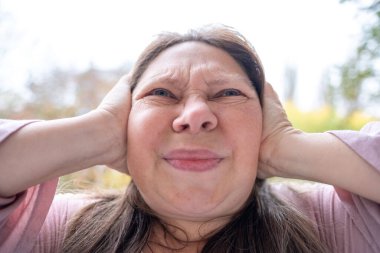 Şişman, olgun, göbeğini ölçen kadın, tombul kadın inancı, bel ölçüsünü bant, kilo alma, kişisel an, vücut pozitifliği, beklenmedik sonuç, kendini kontrol, yaşam tarzı seçimi. 