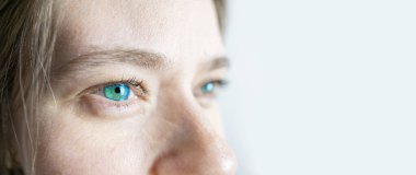 Yarı kadın yüzü, 25-30 yaşlarında türbanlı bir kız, yan gözle bakan insan gözü, konsept izleme, görüş kontrolü, kozmetik prosedürler. 