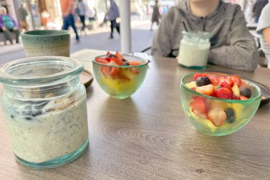 Çiğ ahtapot dokunaçları, deniz sefalopodu, deniz ürünleri dokusu, kromatofor makro görünümü, vakum kapları detayı, deniz mutfağı, egzotik yiyecekler, yakın plan, egzotik aşçılık kavramı. 