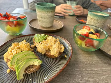 Çiğ ahtapot dokunaçları, deniz sefalopodu, deniz ürünleri dokusu, kromatofor makro görünümü, vakum kapları detayı, deniz mutfağı, egzotik yiyecekler, yakın plan, egzotik aşçılık kavramı. 