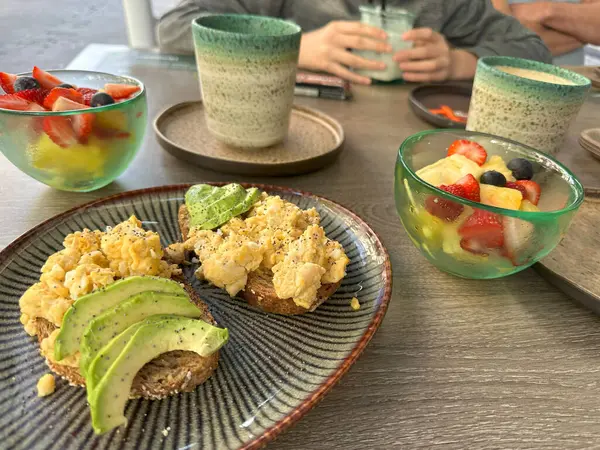 Çiğ ahtapot dokunaçları, deniz sefalopodu, deniz ürünleri dokusu, kromatofor makro görünümü, vakum kapları detayı, deniz mutfağı, egzotik yiyecekler, yakın plan, egzotik aşçılık kavramı. 