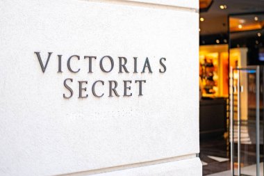Victoria 's Secret butiği, Milano' daki lüks kadın mağazası, samimi giyim, iç çamaşırı, kentsel dekor, güzellik, kozmetik, Milan, İtalya - 21 Mayıs 2025