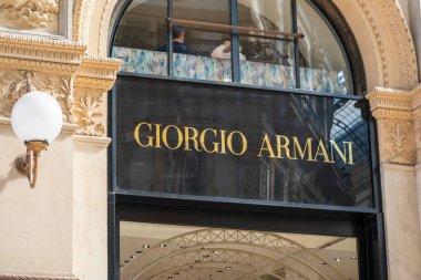 Milano 'daki Giorgio Armani lüks mağazası, Avrupa' nın en son moda mağazası Galleria Vittorio Emanuele, küresel moda başkenti, İtalyan şık ve lüks, Milan, İtalya - 21 Mayıs 2025