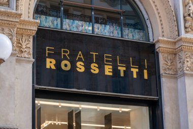 Lüks Fratelli Rossetti butiği, Milan 'da ayakkabı mağazası önü, moda mağazası Galerisi Vittorio Emanuele, Avrupa moda merkezi, klasik mimari, tasarımcı kıyafeti, Milan, İtalya - 21 Mayıs 2025