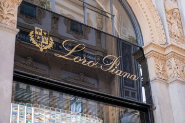 Lüks Loro Piana butiği, Milano 'daki Chanel mağazası önü, vitrin vitrini, moda mağazası alışverişi, Avrupa moda merkezi, klasik mimari, tasarımcı kıyafeti, Milan, İtalya - 21 Mayıs 2025
