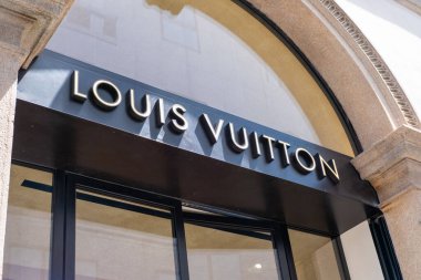 Iconic Louis Vuitton butiği, Milano 'daki lüks mağaza, üst düzey moda perakendecisi Galleria Vittorio Emanuele, küresel moda başkenti, Quadrilatero della Moda, Milan, İtalya - 21 Mayıs 2025