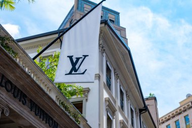 Iconic Louis Vuitton butiği, Milano 'daki lüks mağaza, üst düzey moda perakendecisi Galleria Vittorio Emanuele, küresel moda başkenti, Quadrilatero della Moda, Milan, İtalya - 21 Mayıs 2025