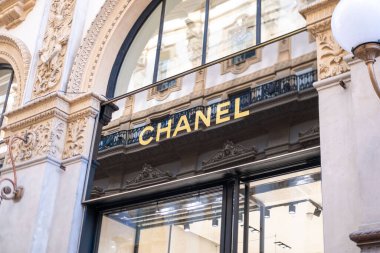 Lüks Chanel butiği, Milan 'daki Chanel mağazası, vitrin vitrini, moda mağazası alışverişi, Avrupa moda merkezi, klasik mimari, tasarımcı kıyafeti, Milan, İtalya - 21 Mayıs 2025