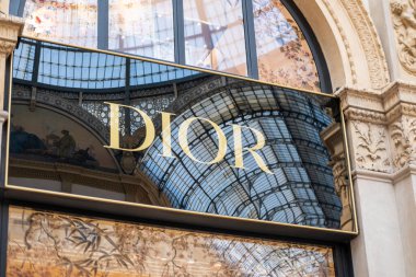 Iconic Dior butiği, Milano 'daki lüks mağazası, lüks moda mağazası Galleria Vittorio Emanuele, küresel moda başkenti, Quadrilatero della Moda, Milan, İtalya - 21 Mayıs 2025