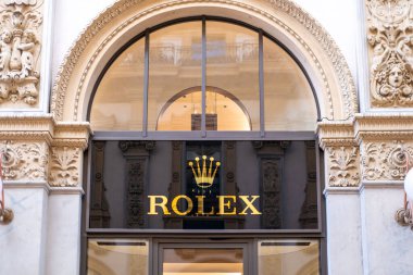 Lüks Rolex mağazasının dış görünüşü, zarif markalaşma, altın logo, lüks alışveriş, miras mimarisi, özel saat butiği, klasik mimari, tasarımcı kıyafeti, Milan, İtalya - 21 Mayıs 2025