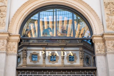 Iconic Prada butiği, Milano 'daki lüks mağazası, lüks moda mağazası Galleria Vittorio Emanuele, küresel moda başkenti, Quadrilatero della Moda, Milan, İtalya - 21 Mayıs 2025
