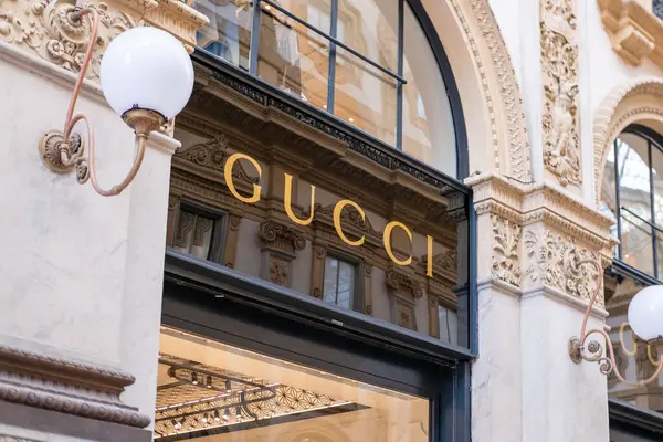 Lüks Gucci butiği, Milan 'daki Gucci mağazası cephesi, vitrin vitrini, moda mağazası alışverişi, Avrupa moda merkezi, klasik mimari, tasarımcı kıyafeti, Milan, İtalya - 21 Mayıs 2025
