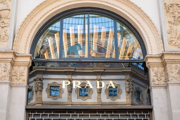 Iconic Prada butiği, Milano 'daki lüks mağazası, lüks moda mağazası Galleria Vittorio Emanuele, küresel moda başkenti, Quadrilatero della Moda, Milan, İtalya - 21 Mayıs 2025