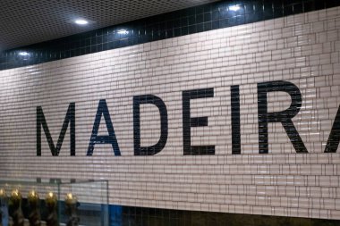 Funchal havaalanında MADEIRA tabelası, Madeira Havaalanı, Cristiano Ronaldo 'nun futbol başarıları, Futbol kupaları efsanesi Ronaldo, en iyi seyahat yeri, Madeira, Portekiz - 1 Ocak 2025