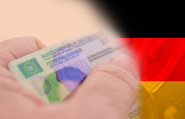 Alman kimlik kartı, belge, Alman vatandaşlığı, göç yasası, pasaport denetimi sınırı, yurtdışı seyahati, vize alma, Frankfurt - 29 Ocak 2025