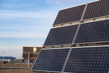 Güneş enerjisini fotovoltaik panellerle yakalayarak çalışan güneş pilleri güneş ışığını elektriğe dönüştürür, sürdürülebilir bir gelecek sağlar.