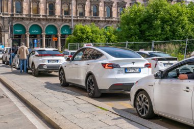 Fütürist parlak gümüş Tesla Cybertruck Vakfı, modern sergi salonunda sergilenen her türlü kamyonet, elektrik gücü Elon Musk şirketi, eşsiz geometrik tasarım, Frankfurt - 25 Ocak 2025 