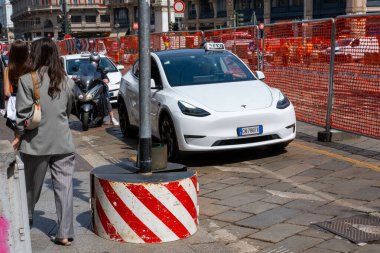 Fütürist parlak gümüş Tesla Cybertruck Vakfı, modern sergi salonunda sergilenen her türlü kamyonet, elektrik gücü Elon Musk şirketi, eşsiz geometrik tasarım, Frankfurt - 25 Ocak 2025 