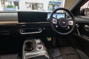 Fütürist parlak gümüş Tesla Cybertruck Vakfı, modern sergi salonunda sergilenen her türlü kamyonet, elektrik gücü Elon Musk şirketi, eşsiz geometrik tasarım, Frankfurt - 25 Ocak 2025 