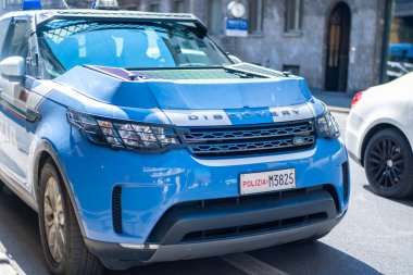 Fütürist parlak gümüş Tesla Cybertruck Vakfı, modern sergi salonunda sergilenen her türlü kamyonet, elektrik gücü Elon Musk şirketi, eşsiz geometrik tasarım, Frankfurt - 25 Ocak 2025 