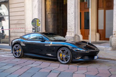 Fütürist parlak gümüş Tesla Cybertruck Vakfı, modern sergi salonunda sergilenen her türlü kamyonet, elektrik gücü Elon Musk şirketi, eşsiz geometrik tasarım, Frankfurt - 25 Ocak 2025 