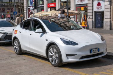 Fütürist parlak gümüş Tesla Cybertruck Vakfı, modern sergi salonunda sergilenen her türlü kamyonet, elektrik gücü Elon Musk şirketi, eşsiz geometrik tasarım, Frankfurt - 25 Ocak 2025 