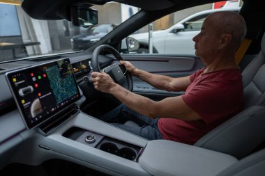Fütürist parlak gümüş Tesla Cybertruck Vakfı, modern sergi salonunda sergilenen her türlü kamyonet, elektrik gücü Elon Musk şirketi, eşsiz geometrik tasarım, Frankfurt - 25 Ocak 2025 
