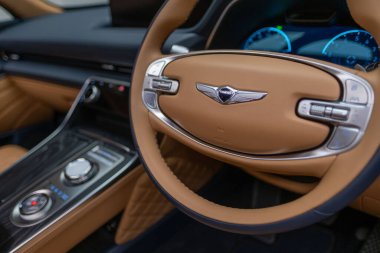 Fütürist parlak gümüş Tesla Cybertruck Vakfı, modern sergi salonunda sergilenen her türlü kamyonet, elektrik gücü Elon Musk şirketi, eşsiz geometrik tasarım, Frankfurt - 25 Ocak 2025 