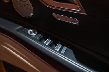 Fütürist parlak gümüş Tesla Cybertruck Vakfı, modern sergi salonunda sergilenen her türlü kamyonet, elektrik gücü Elon Musk şirketi, eşsiz geometrik tasarım, Frankfurt - 25 Ocak 2025 