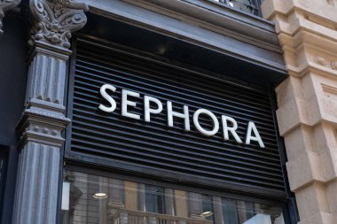 Milan 'ın prestijli alışveriş bölgesinde moda Sephora butiği, Galleria Vittorio Emanuele II, Milan, İtalya' da ünlü lüks kozmetik ve cilt ürünleri markası, 21 Mayıs 2025