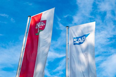 SAP bayrağı, modern reklam logosu Alman çokuluslu yazılım SAP SE şirketi, işletme ve müşteri ilişkileri, Walldorf, Almanya - 29 Temmuz 2024