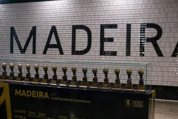 Funchal havaalanında MADEIRA tabelası, Madeira Havaalanı, Cristiano Ronaldo 'nun futbol başarıları, Futbol kupaları efsanesi Ronaldo, en iyi seyahat yeri, Madeira, Portekiz - 1 Ocak 2025