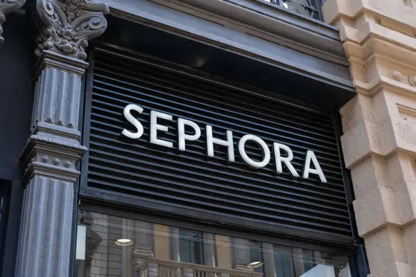Milan 'ın prestijli alışveriş bölgesinde moda Sephora butiği, Galleria Vittorio Emanuele II, Milan, İtalya' da ünlü lüks kozmetik ve cilt ürünleri markası, 21 Mayıs 2025