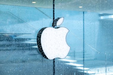 Şeffaf cam mağaza logosu, iPhone, iMac şirket markalaşması, modern marka, teknoloji markalaşması, kentsel çevre, Milan, İtalya - 21 Mayıs 2025
