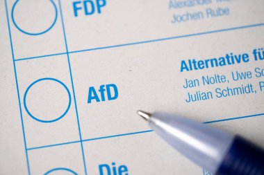 Almanya federal seçimleri için oy pusulası, AfD partisi için oy pusulası, seçim bütünlüğü, demokratik süreç ve vatandaşların oy hakkı, Almanya 'da siyasi seçimler, Frankfurt - 6 Şubat 2025