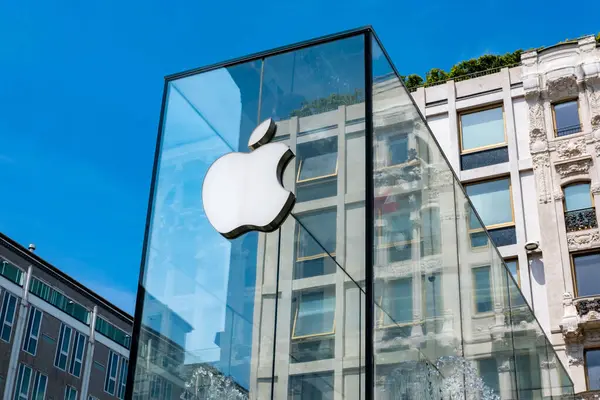 Şeffaf cam mağaza logosu, iPhone, iMac şirket markalaşması, modern marka, teknoloji markalaşması, kentsel çevre, Milan, İtalya - 21 Mayıs 2025