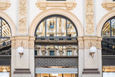 Iconic Prada butiği, Milano 'daki lüks mağazası, lüks moda mağazası Galleria Vittorio Emanuele, küresel moda başkenti, Quadrilatero della Moda, Milan, İtalya - 21 Mayıs 2025