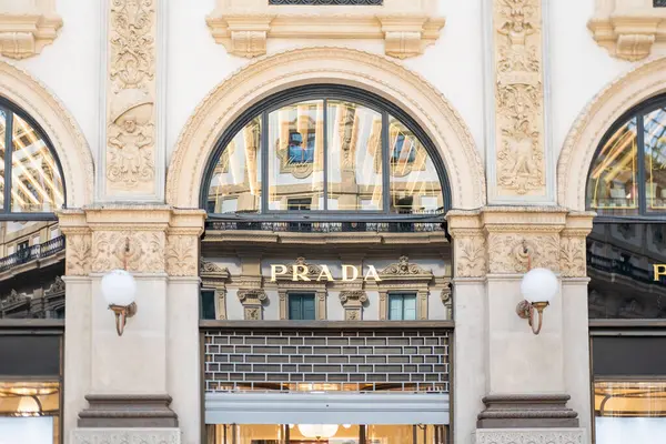 Iconic Prada butiği, Milano 'daki lüks mağazası, lüks moda mağazası Galleria Vittorio Emanuele, küresel moda başkenti, Quadrilatero della Moda, Milan, İtalya - 21 Mayıs 2025