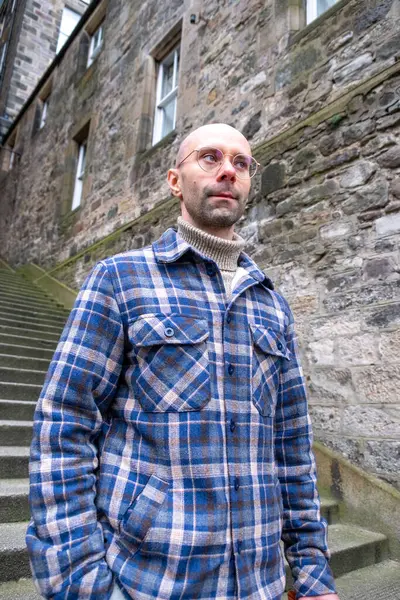 Genç gezgin, ortaçağ sokaklarını keşfediyor Edinburgh, tarihi Eski Şehir seyahati, tek başına seyahat macerası, İskoç tatili, ortaçağ İskoçyası 'nın yakalama anları.